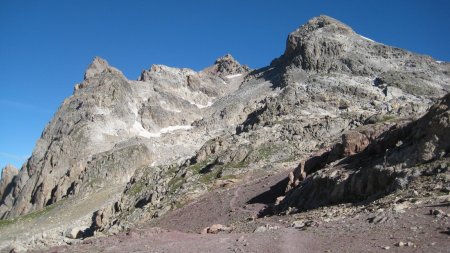 Le sommet depuis le Col Termier (sommet Ouest au fond au centre et sommet Est à droite).