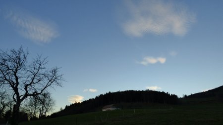 Vers le même nuage (à droite). En seulement 3 minutes, il a pas mal changé de forme. Mais il reste assez spécial.