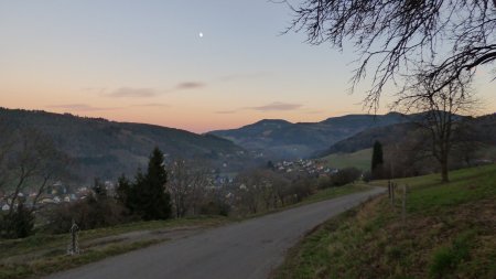 15h35. On poursuit la descente vers Lapoutroie, face au Vorhofkopf de Kaysersberg, sous cette belle lune et ce beau ciel mauve.