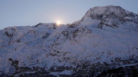 Derniers rayons avant que le soleil ne plonge entre le Dôme de la Sache et le Mont Pourri.