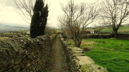 Hors itinéraire dans le hameau de la Roussilière.