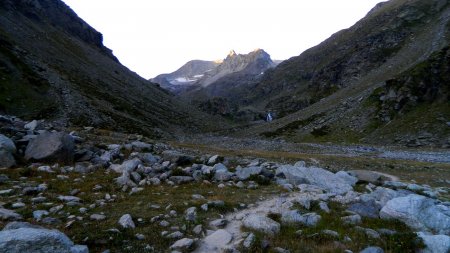 Départ dans l’ombre du Val d’Ambin qui est très encaissé.