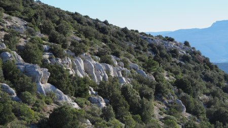 Reliefs calcaires sur le versant sud-ouest.