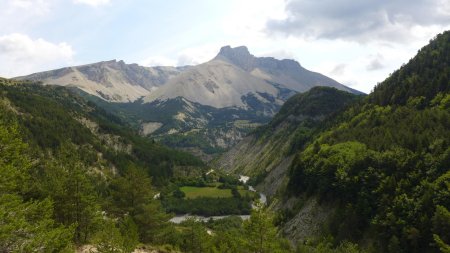 Joli vallon avec vue sur la montagne d’Aurouze et le plateau de Bure
