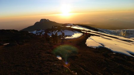 Descente avec le sommet du Mawenzie (5149m) en fond