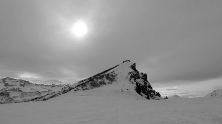 Retour, des randonneurs à skis montent au sommet