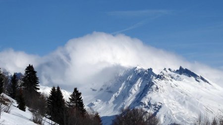 Paquets de nuages sur la frontière Italienne