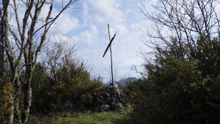 La croix rustique du Sommet de Montgelas