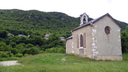 La chapelle "Notre Dame de l’Etoile" et en face la Chapelle du Mont du Chat ( le village) avec son église....