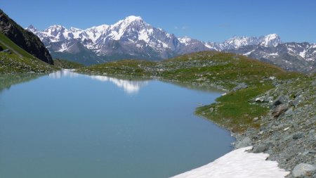 Reflet du Mont Blanc sur le lac de Riondaz.