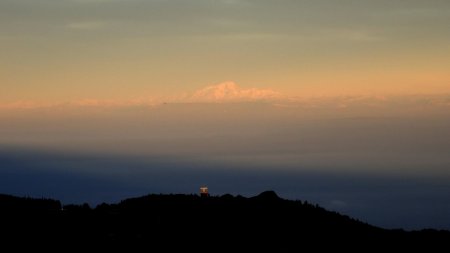 Le Mont Blanc se colore brièvement au travers d’un léger voile de brume.