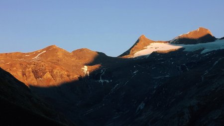 Rayons du soleil couchant sur le Col de la Lose, la Cime de la Vache et la Cime d’Oin.