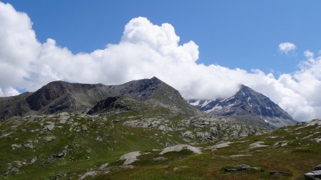 La Pointe Droset et le Mont Giusalet qui vient d’être absorbé par les nuages. 