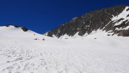 Montée sur le glacier, face à la Pointe de la Sana.