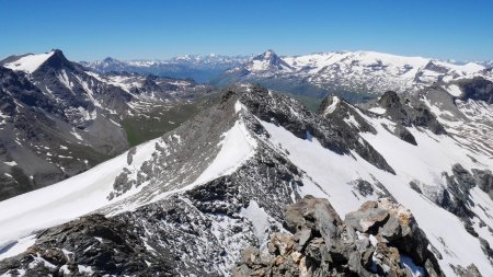 Au sommet, vue sud-ouest vers la Dent Parrachée avec le massif des Écrins en toile de fond.