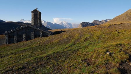 La chapelle du col, sur fond de haute Maurienne.