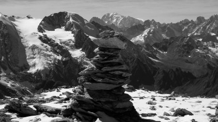 Cairn sommital dans l’axe du Mont Blanc.
