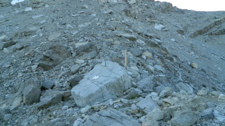 Le Col des Porte et sa petite Croix grise sur un rocher gris.