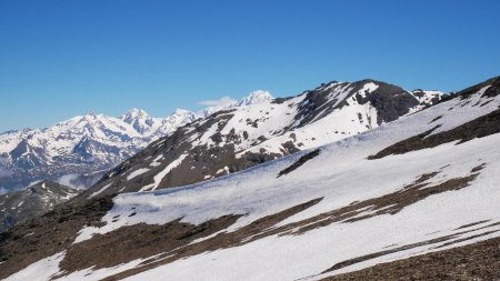 Le sommet du Mont Blanc se dévoile timidement.
