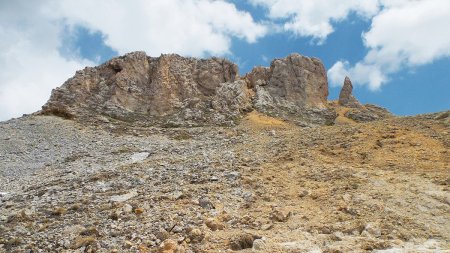 Paysage ruiniforme de la brèche de cargneule, située au pied de la crête du Rocher du Charvet.