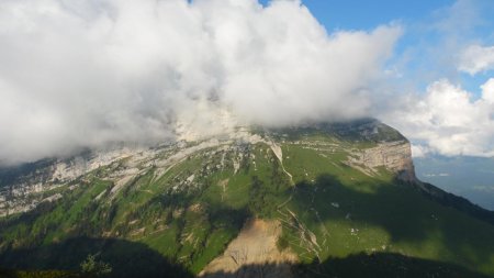 Au sommet de Pravouta, vue sur la Dent de Crolles dans les nuages