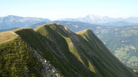 Les crêtes nord de Sulens. Au fond, le mont Lachat et le Jallouvre.