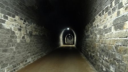 Dans le tunnel du Riou.