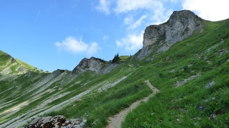 Vue sur les derniers mètres vers le Col de Bellefont, sous le beau rocher en forme de grosse molaire.