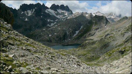 Du Col du Sambuis, le lac de la Croix dominé par les Aiguilles de l’Argentière.