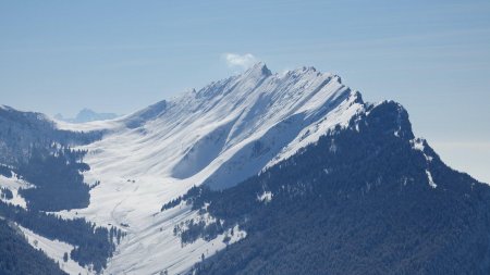 Dent d’Arclusaz, avec le Grand Pic de Belledonne en arrière-plan.