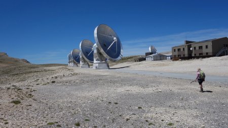 L’observatoire et l’enfilade de radiotélescopes