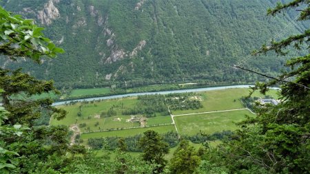 A une 40aine de mètres de l’abri, il y a un promontoire, qui offre cette très jolie vue sur la vallée de la Romanche
