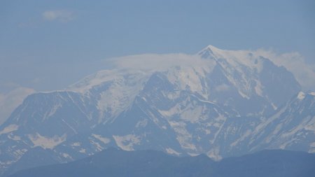 Zoom sur le Mont Blanc, un peu brumeux.