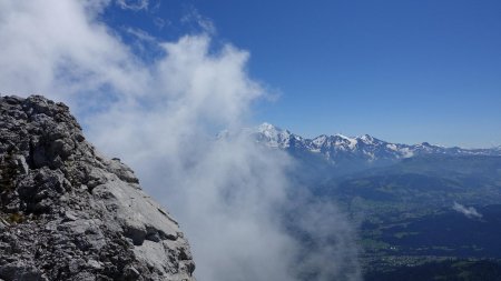 La vue s’ouvre vers le Mont Blanc.
