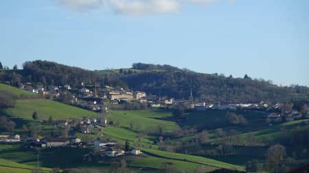 Le village de Grammond, dominé par le Crêt des Sept Pins.