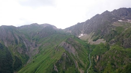 Au fond le Col de La Vaurze, versant Valgaudemar