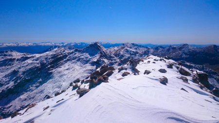 Du sommet du Grand Pinier, au sud : en arrière plan au centre : le Petit Pinier et au loin le Mourre Froid