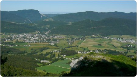 Regard sur la plaine de Villard-de-Lans du GR.91, Tour du Pays des Quatre Montagnes.