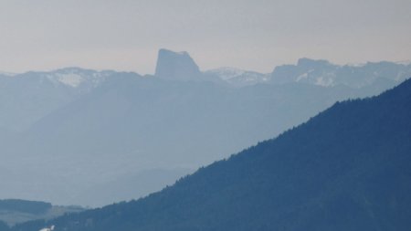 Très loin le Mont Aiguille