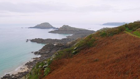 Tour de l’île Besnard, flanc ouest avec les rochers du Grand et du Petit Chevret au loin.
