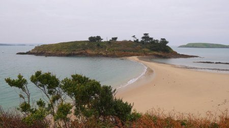 La plage et l’île du Perron, reliées par un tombolo sableux.
