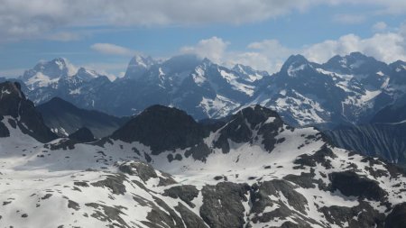Zoom sur les lacs (sous la neige) et les grands sommets des Écrins.