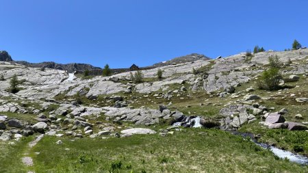 Roches moutonnées au pied du lac Fourca