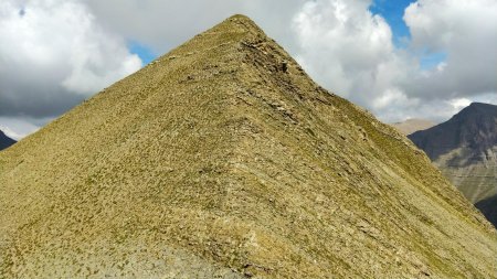 Poursuite de la progression vers la pyramidale antécime du Piarra et son cairn