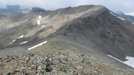 Vue arrière sur la crête parcourue ; en haut à gauche de la photo, c’est le Col des Sarrasins.