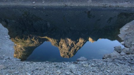 Le Lac du Crozet n’est pas totalement vide et daigne tout de même offrir un reflet.