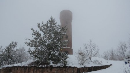 En arrivant au sommet, la Tour du Faudé est dans le brouillard.