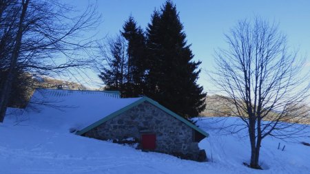 La maison isolée du Kerbholz (1073m) est bien entourée de neige, surtout vers la forêt à l’amont. Derrière la toiture, on aperçoit un peu la crête des Spitzkoepfe (1290m).