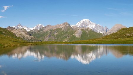 Lac 2296m, avec l’Aiguille des Glaciers, Tré la Tête et le Mont Blanc.