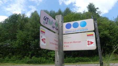 Direction Moux-en-Morvan